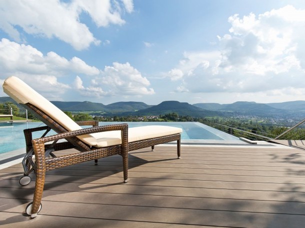 Achalm.Hotel_Wellness_Infinity_Pool_Liege_Außenansicht