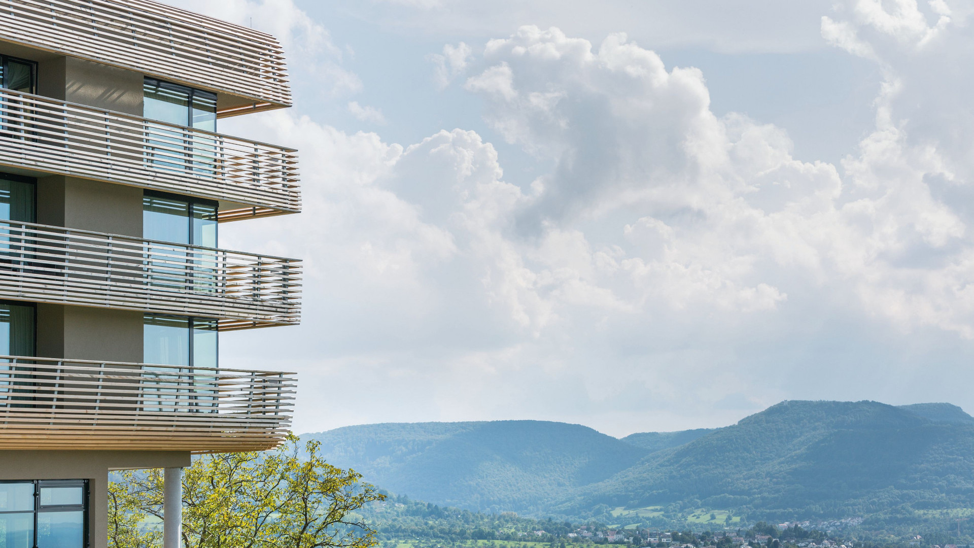 Achalm.Hotel_Hotel_Außenansicht_Seite kurz