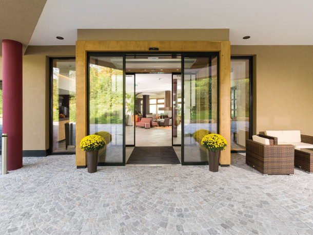 Achalm.Hotel_Hotel_Eingangsbereich_Außenansicht