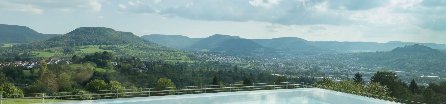 Achalm.Hotel_Wellness_Infinity_Pool_Außenansicht_Alb