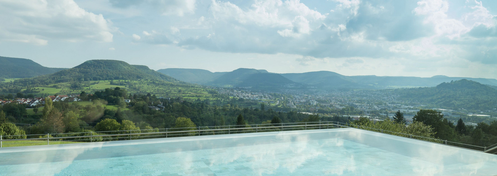 Achalm.Hotel_Wellness_Infinity_Pool_Außenansicht_Alb