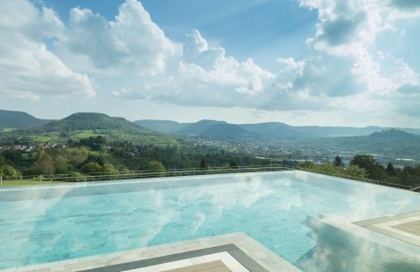 Achalm.Hotel_Wellness_Infinity_Pool_Außenansicht_Alb