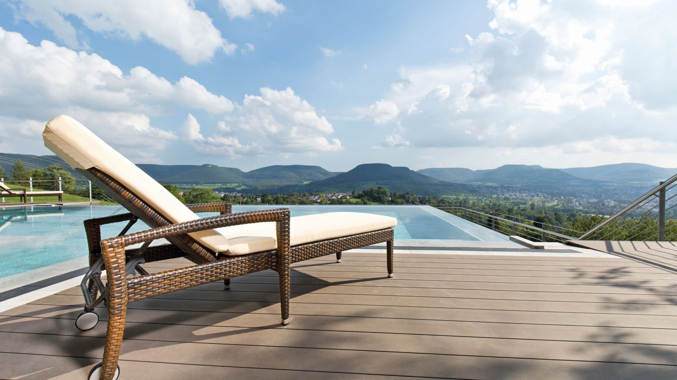 Achalm.Hotel_Wellness_Infinity_Pool_Liege_Außenansicht