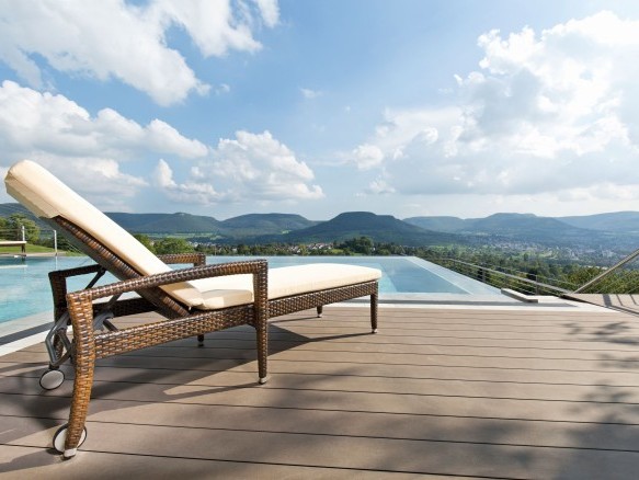 Achalm.Hotel_Wellness_Infinity_Pool_Liege_Außenansicht