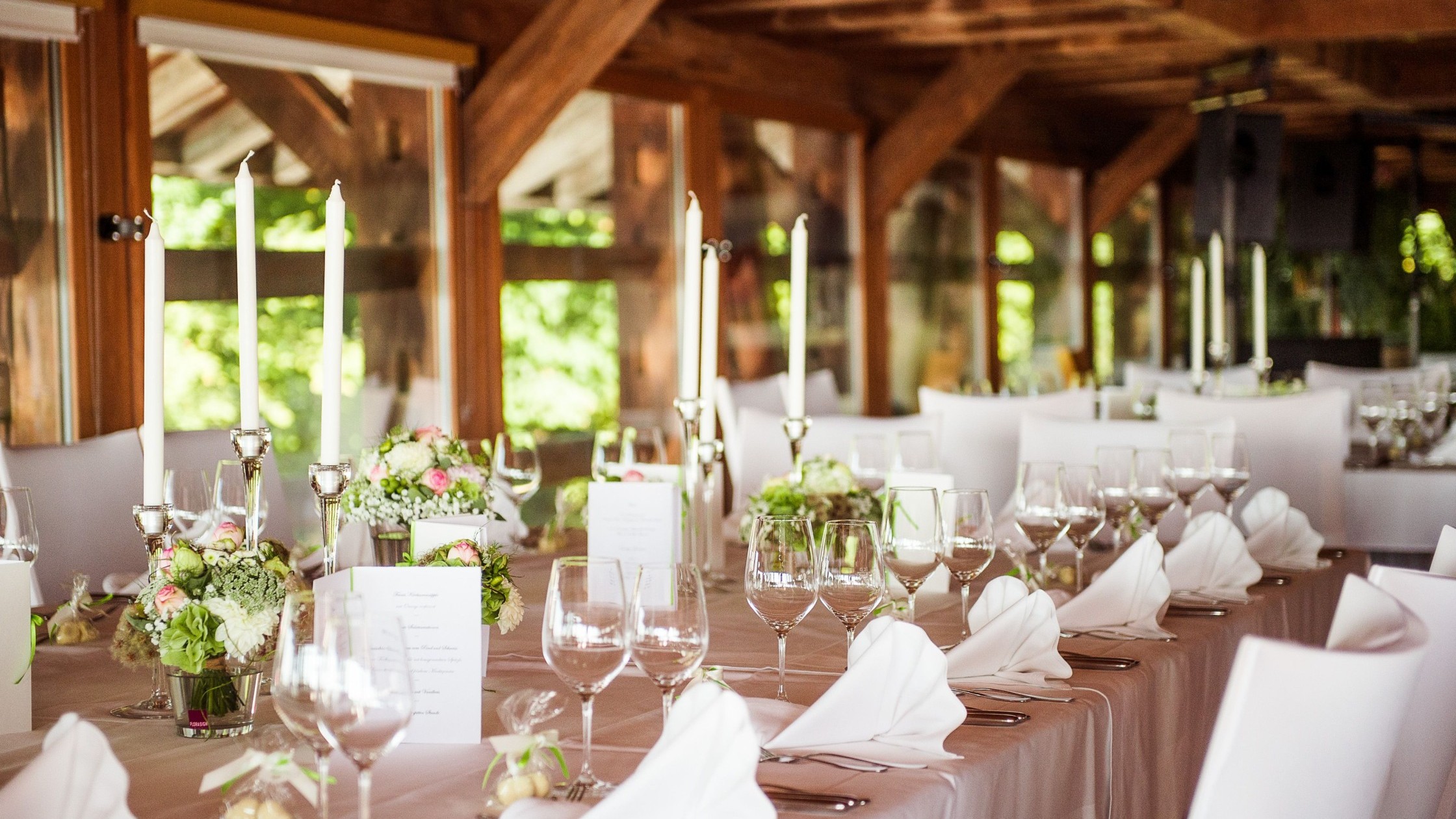 Achalm.Hotel_Schafstall_Tische_Deko