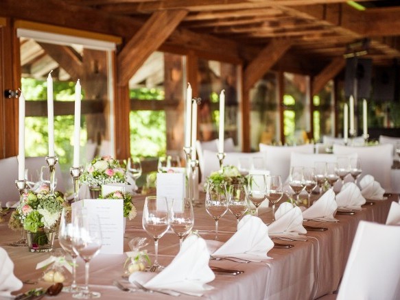 Achalm.Hotel_Schafstall_Tische_Deko